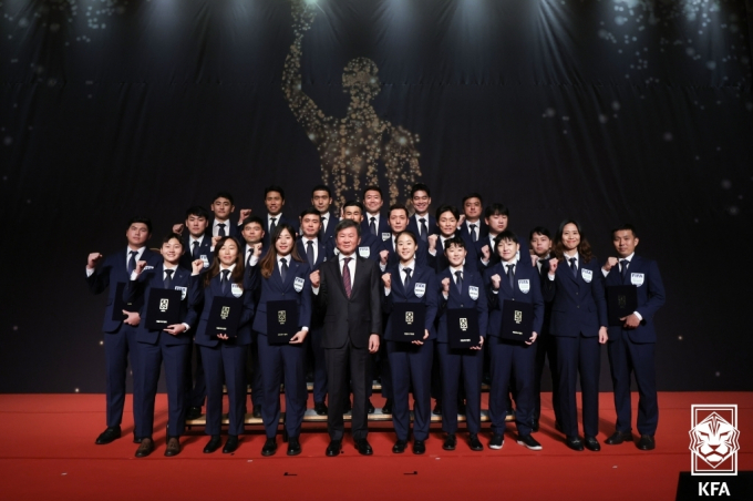 2023년 국제무대에 나설 심판진과 정몽규 대한축구협회 회장(가운데)이 기념 촬영을 하고 있다. /사진= 대한축구협회