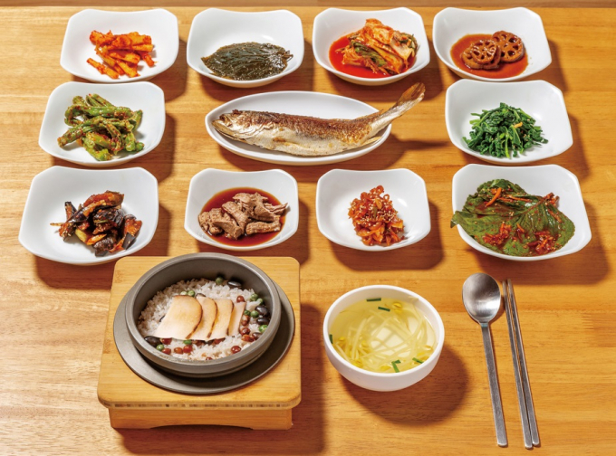 덕유정은 덕유산 칠연계곡 제11경의 제1경인 용추폭포를 마주 보고 있다./사진=다이어리알