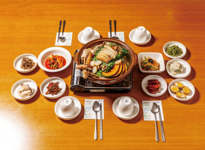 용추폭포가든에서는 오리, 닭, 불낙전골 등 시원한 폭포의 물줄기와 산의 빼어난 정취를 닮은 음식들을 만날 수 있다./사진=다이어리알
