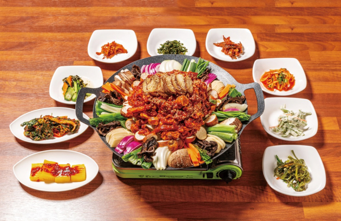 용추맛집의 대표 메뉴는 '한방 오리 백숙'이며 특산물 천마를 활용해 매콤한 양념에 곁들여 내는 '천마 오리주물럭'도 맛볼 수 있다./사진=다이어리알