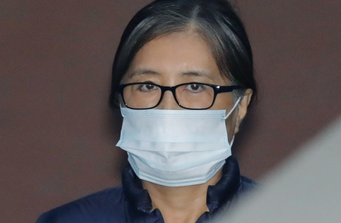 국정농단으로 징역을 살고 있는 최서원(개명 전 최순실)씨가 윤석열 대통령에게 사면을 요청하는 탄원서를 보냈다. 사진은 지난 2017년 11월17일 서울중앙지법에서 열린 공판에 출석한 최씨. /사진=뉴시스