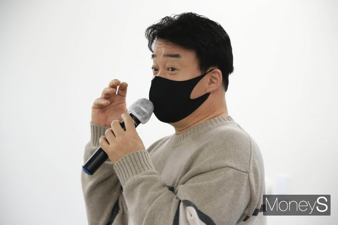 유명인을 향한 가짜뉴스가 도를 넘고 있다. 사진은 지난 2020년 11월 서울 서초구 더본코리아 창업설명회장애서 열린 대기업-스타트업 해결사 플랫폼 푸드테크 분야 데모데이에 참석한  요리연구가 백종원. /사진=장동규 기자