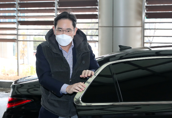 이재용 삼성전자 회장의 패션이 화제가 되며 빠르게 동났다. 지난 21일 이재용 삼성전자 회장이 서울김포비즈니스항공센터(SGBAC)에서 베트남 출장을 떠나고 있다./사진=뉴스1