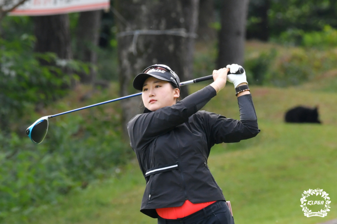 중국 국적의 리슈잉이 내년 정규 투어 시드순위전에서 17위를 기록하며 내년 KLPGA 투어 출전권을 획득했다. 사진은 리슈잉의 경기 모습. /사진= KLPGA