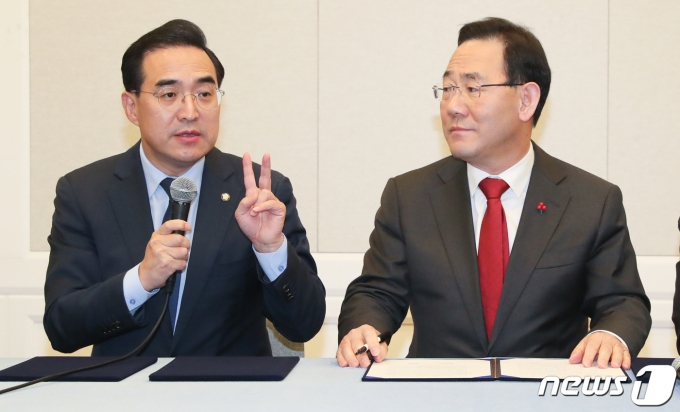 박홍근 더불어민주당 원내대표가 22일 서울 여의도 국회에서 내년도 예산안 합의문 내용을 발표하고 있다. 오른쪽은 주호영 국민의힘 원내대표. 2022.12.22/뉴스1 ⓒ News1 허경 기자