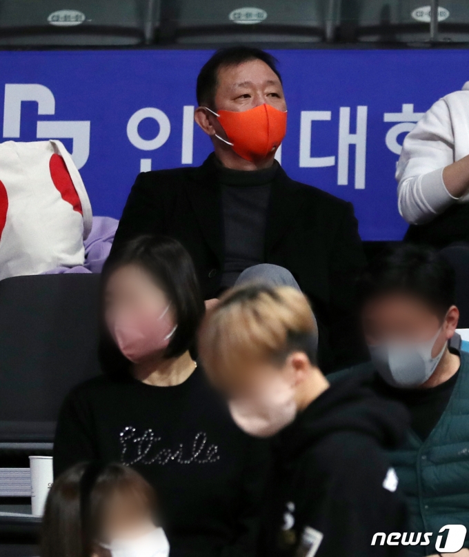 [사진] 경기 지켜보는 허재 구단주