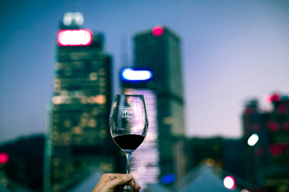 노택스를 앞세운 와인과 미식의 경험치를 넓히기에 홍콩 만한 여행지는 없다. 홍콩은 하이엔드 와인 쇼핑 여행지로 유명하다. /사진=홍콩관광청