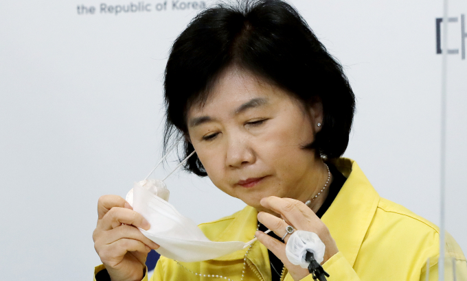 방역당국이 23일 실내 마스크 착용 의무 조정 추진 방안을 발표했다. 지영미 질병관리청장이 이날 오전 충북 청주시 질병관리청에서 열린 코로나19 방역대책본부 브리핑에 앞서 마스크를 벗고 있다. /사진=뉴스1