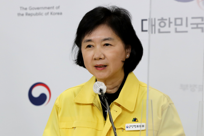 방역당국이 실내마스크 착용 의무를 권고로 전환하는 시점에 대해 이르면 설 연휴 이후 또는 1월 말로 제시했다. 지영미 질병관리청장이 23일 오전 충북 청주시 질병관리청에서 열린 코로나19 방역대책본부브리핑 중 실내마스크 착용 의무 조정 추진방안을 발표하고 있다./사진=뉴스1