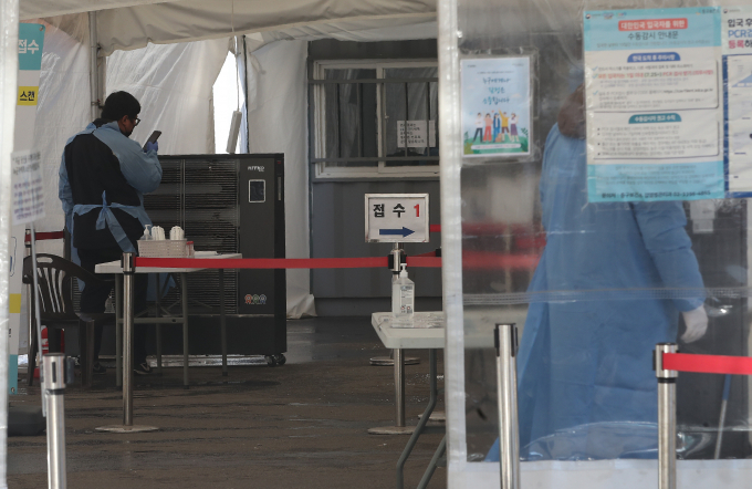 정부가 실내마스크 의무화를 단계적으로 해제하기 위한 조정안을 발표했다. 지난 22일 오후 서울 중구 서울역광장에 마련된 코로나19 임시선별진료소에서 의료진이 검사 준비를 하고 있다./사진=뉴스1