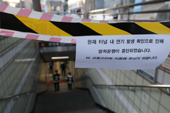 7호선 열차 고장으로 운행이 통제된 지 하루만인 23일 오전 6시24분쯤 3호선 무악재~독립문역 간 연기 발생으로 약수역~구파발역 간 상·하선 열차운행이 중지됐다. 사진은 이날 오전 서울 서대문구 무악재역이 통제되고 있는 모습. /사진=뉴스1