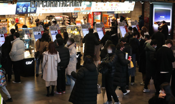 앞으로 영화 관람료에 대해서도 소득공제를 적용한다. 사진은 서울 용산의 한 영화관이 시민들로 붐비는 모습./사진=뉴스1