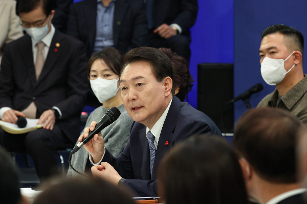 윤석열 대통령이 대설 및 한파 피해상황을 보고 받고 지원방안 마련을 촉구했다. 사진은 지난 15일 청와대 영빈관에서 열린 제1차 국정과제 점검회의를 주재하는 윤 대통령./사진=대통령실