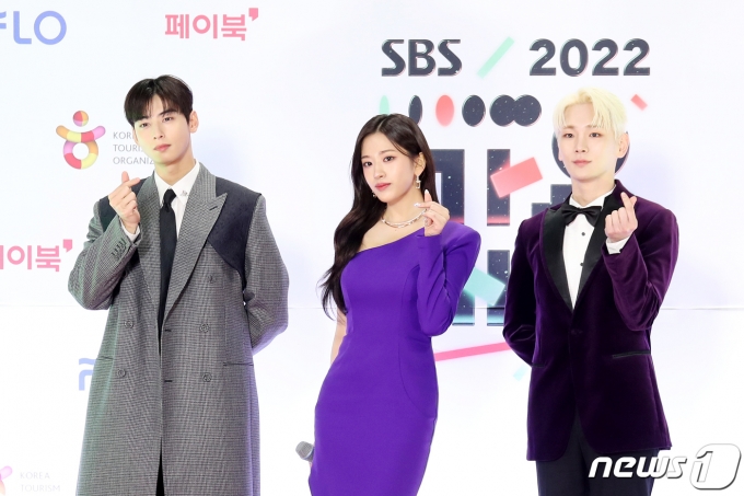 [사진] 차은우·안유진·키, SBS 2022 가요대전 MC