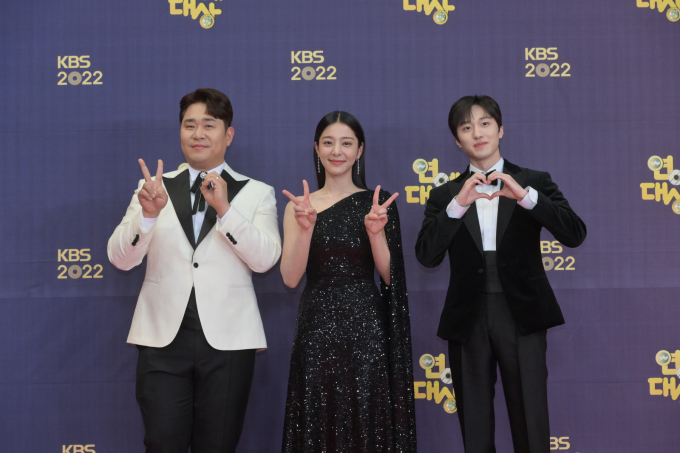 사진은 문세윤(왼쪽부터), 설인아, 찬희가 24일 서울 여의도 KBS에서 진행된 2022 KBS 연예대상 레드카펫 행사에 참석해 포즈를 취하는 모습. /사진=KBS 제공