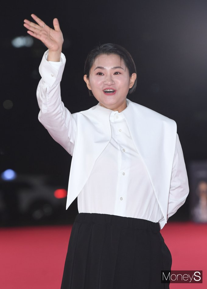 건강 이상으로 한동안 스케줄을 취소했던 코미디언 김신영이 24일 '2022 KBS 연예대상'에 모습을 드러냈다. 사진은 지난달 25일 서울 여의도 KBS에서 열린 제43회 청룡영화상 레드카펫 행사에 참석한 김신영. /사진=장동규 기자