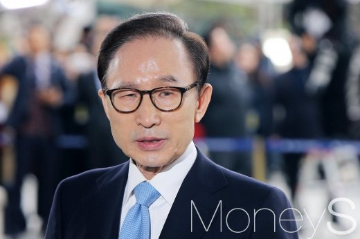 28일자로 사면·복권되는 이명박 전 대통령이 역대 전직 대통령 중 4번째로 형기를 채우지 않고 석방된 인물로 기록된다. 사진은 지난 2018년 3월14일 서울중앙지법에 피의자 신분으로 출석한 이 전 대통령. /사진=공동취재단