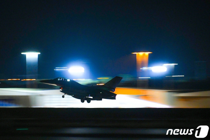 야간비행에 나선 공군 KF-16 전투기.(자료사진) (공군 제공) 2022.8.30/뉴스1