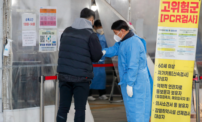 감염병관리위원회가 먹는 코로나19 치료제 조코바의 국내 도입을 하지 않기로 결정했다. 지난 27일 서울 마포구보건소에 마련된 코로나19 선별진료소에서 의료진이 검사를 받기 위해 찾아온 시민들을 안내하고 있다./사진=뉴스1