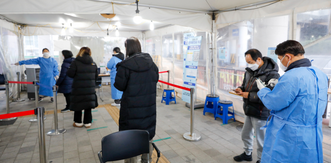 그동안 국내 유행을 주도했던 오미크론 하위 변이 바이러스 BA.5의 세력이 약해졌다. 지난 27일 서울 마포구보건소에 마련된 코로나19 선별진료소에서 의료진이 검사를 받기 위해 찾아온 시민들을 안내하고 있다. /사진=뉴스1