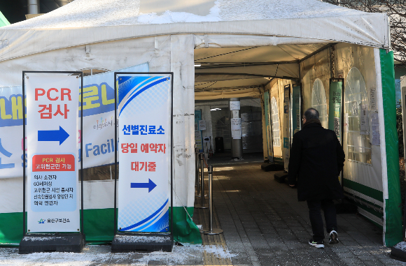 신종 코로나바이러스 감염증(코로나19) 2가 백신의 코로나19 중증화·사망 예방효과가 높다는 연구결과가 나왔다. 지난 28일 한 시민이 코로나19 감염 여부를 확인하기 위해 서울 용산구보건소 선별진료소를 방문하고 있다. /사진=뉴스1
