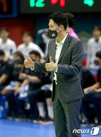 20일 수원 실내 체육관에서 열린 도드람 2022-2023 V리그 현대건설과 기업은행과의 경기에서 현대건설 강성형이 선수들을 격려하고 있다. (현대건설 배구단 제공) 2022.11.20/뉴스1 [사진 = 현대건설 배구단 제공]