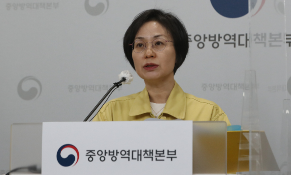 방역당국이 최근 국내 신종 코로나바이러스 감염증(코로나19) 유행에도 충분한 치료제를 확보하고 있는 것으로 파악됐다. 사진은 지난 6월7일 임 단장이 코로나19 중앙재난안전대책본부 정례브리핑을 하는 모습. /사진=뉴스1