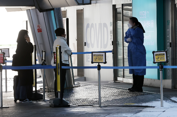 방역당국이 중국에서 입국하는 입국자를 대상으로 신종 코로나바이러스 감염증(코로나19) 검사를 의무적으로 실시하는 방역 대책을 발표했다. 사진은 인천국제공항 제1여객터미널에 마련된 코로나19 검사센터. /사진=뉴스1