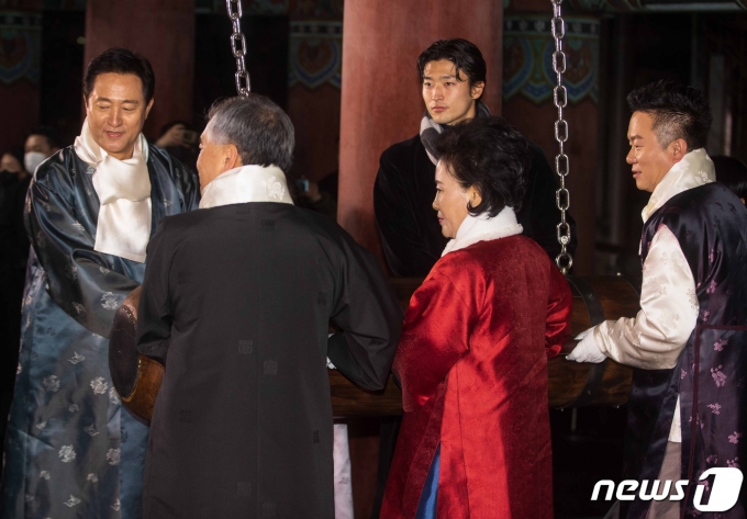 계묘년 새해인 1일 오전 서울 종로구 보신각에서 오세훈 서울시장, 카타르 월드컵 16강의 주역인 축수선수 조규성을 비롯한 시민대표들이 타종을 하고 있다. (공동취재) /뉴스1 ⓒ News1 송원영 기자