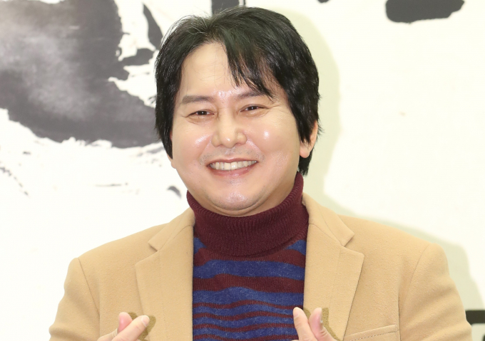  배우 윤기원이 열애 중임을 고백했다. 사진은 지난해 12월 서울 마포구 스탠포드호텔코리아에서 진행된 ENA 예능 '효자촌' 제작발표회에 참석한 배우 윤기원. /사진=뉴스1