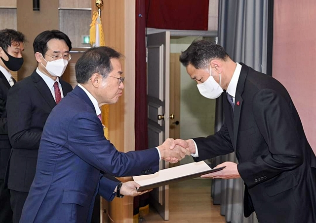 홍준표 대구시장(왼쪽)이 김정섭 대구시 지방부이사관(오른쪽)에게 '홍조근정훈장'을 전수하고 있다./사진제공=대구시