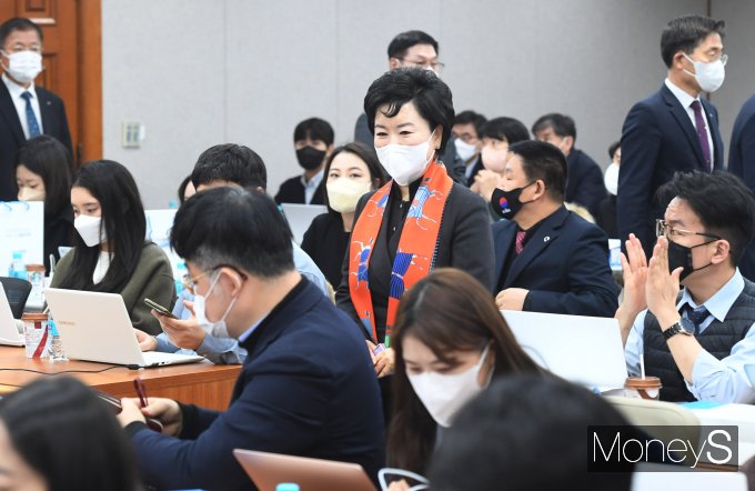 [머니S포토] 취임 기자간담회 참석하는 강신숙 Sh수협은행장