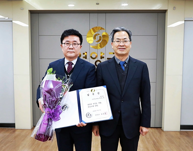 박준로 영양군 부군수(왼쪽)가 오도창 영양군수(오른쪽)로부터 임용장을 받았다./사진제공=경북 영양군