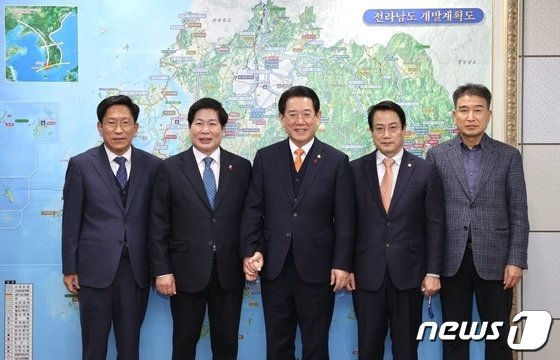 공영민 고흥군수는 4일 김영록 전라남도지사와 면담에서 지역 현안사업 해결을 위한 방안을 모색한 뒤, 단체 기념사진을 찍고 있다. 왼쪽부터 김승구 고흥군청 기획실장, 공영민 고흥군수, 김영록 도지사, 최정기 전남도청 해양수산국장, 김종갑 전남도청 전략산업국장/뉴스1