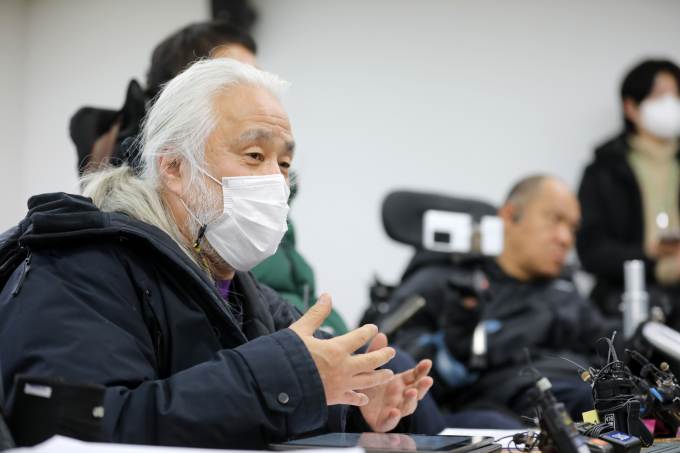 박경석 전국장애인차별철폐연대 상임대표가 4일 기자회견에서 오는 19일까지 지하철 탑승 시위를 중단한다고 밝혔다. 사진은 발언하는 박 상임대표. /사진=뉴스1