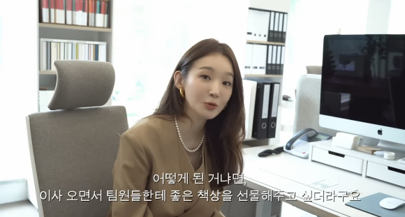 다비치 강민경이  운영 중인 쇼핑몰 경력직 채용 과정에서 '열정페이' 논란에 휩싸인 가운데 이번엔 과거 쇼핑몰 사무실 공개 영상 내용이 도마 위에 올랐다./사진=강민경 유튜브 '걍밍경' 캡처