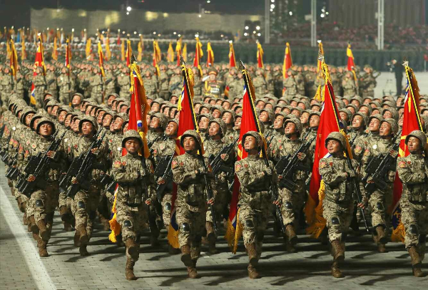 북한이 120만명의 현역 군인을 보유해 병 규모 세계 4위로 나타났다. 사진은 지난달 30일 북한 노동당 기관지 노동신문이 공개한 김정은 당 총비서가 북한군 최고사령관으로 추대된 11주년 기념 행사 모습. /사진=평양 노동신문(뉴스1)