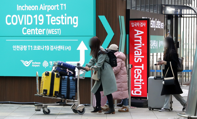 중국이 10일 한국 입국자에 대한 단기비자를 중단했다. 사진은 지난 8일 인천국제공항 제1여객터미널 신종 코로나바이러스 감염증(코로나19) 검사센터에서 중국발 입국자들이 검사를 마친 뒤 대기장소로 이동하는 모습. /사진=뉴스1
