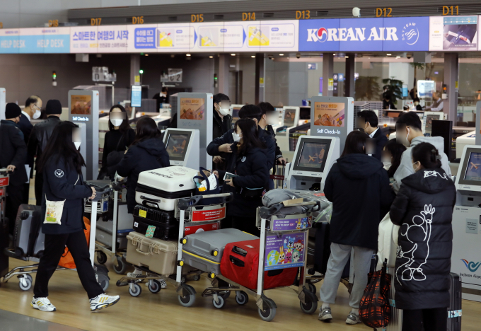 지난해 국내공항 여객이 9284만명으로 집계됐다. 사진은 해외 여행객으로 붐비는 인천국제공항 제2터미널 출국장. /사진=뉴시스