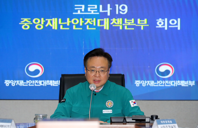 조규홍 보건복지부 장관이 마스크 착용의무 해제 시점을 구체적으로 언급하는 것은 "과학방역이 아니다"라며 "전문가와 논의 후 국민께 보고하겠다"라고 말했다. 사진은 11일 오전 정부서울청사에서 열린 신종 코로나바이러스 감염증(코로나19) 중앙재난안전대책본부 회의에 참석한 조 장관. /사진=뉴시스