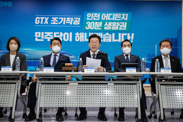 더불어민주당 지도부가 검찰의 이재명 대표 수사를 "민주주의 파괴 시도"로 규정하며 강하게 비판했다. 사진은 11일 인천 남동구 민주당 인천시당에서 열린 인천 현장 최고위원회의. /사진=뉴스1