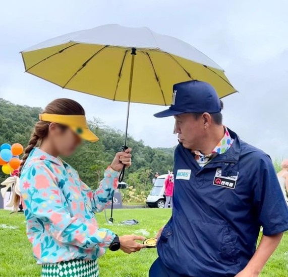 코미디언 홍록기가 직원들에게 2년째 임금을 지불하지 못하고 있는 반면 아내 김아린은 호화스러운 취미 생활을 즐기고 있는 일상을 공개해 눈살을 찌푸리게 만들었다. /사진=김아린 인스타그램