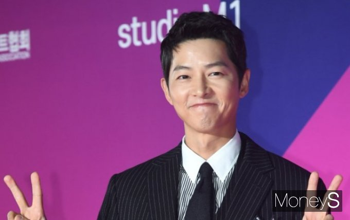 유튜브 채널 '문명특급' PD이자 진행자 재재가 배우 송중기의 미담을 전한다. 사진은 지난해 9월 경기 고양시 일산서구 킨텍스 제2전시장에서 열린 제8회 2022 APAN Star Awards(2022 에이판 스타 어워즈) 레드카펫 행사에 참석한 배우 송중기. /사진=장동규 기자 