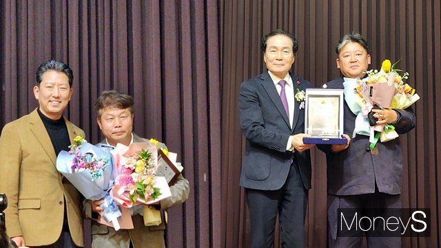 김장호 구미시장과 김주수 의성군수가 각각 회원들에게 꽃다발과 감사패를 전달했다./사진=황재윤 기자