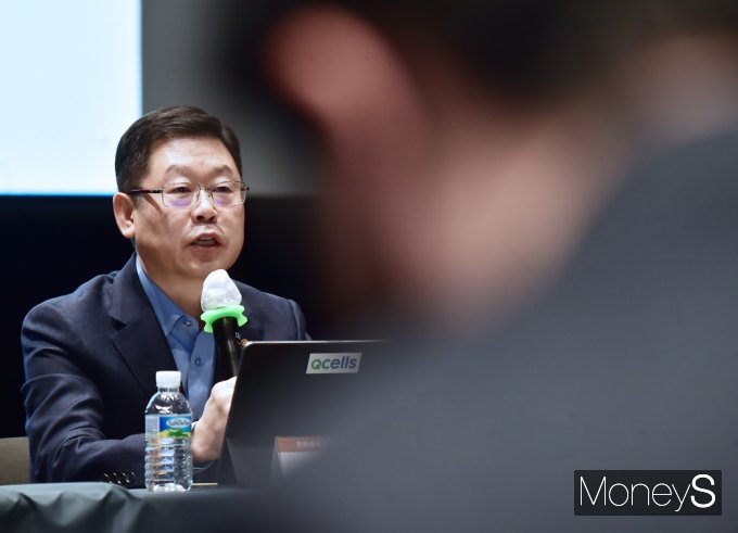 [머니S포토] 솔라허브 관련 질의 답하는 이구영 한화솔루션 대표