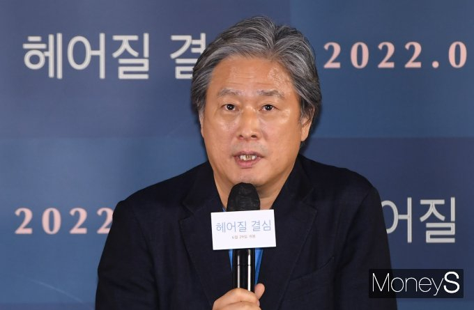  오스카 레이스에 나선 박찬욱 감독의 '헤어질 결심'이 골든글로브 시상식에서 아쉽게 수상이 불발됐다. 사진은 지난해 6월 서울 용산구 CGV용산아이파크몰에서 열린 영화 '헤어질 결심'(감독 박찬욱) 언론시사회에 참석한 박찬욱 감독. /사진=장동규 기자