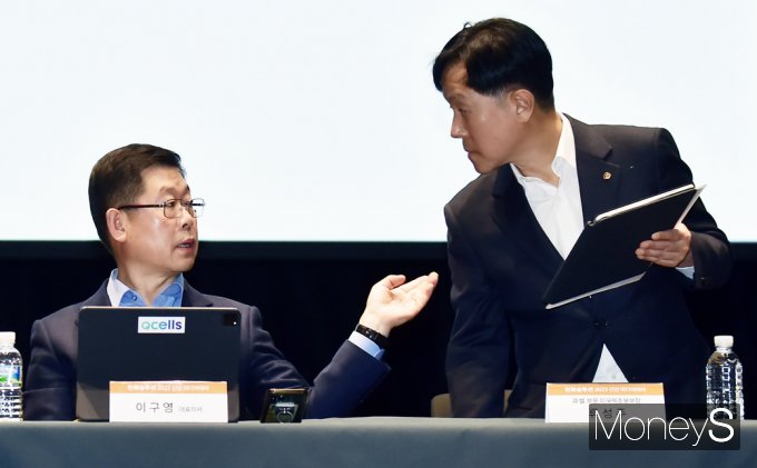 [머니S포토] 한화솔루션 미디어데이, 이구영 대표·류성주 본부장의 대화