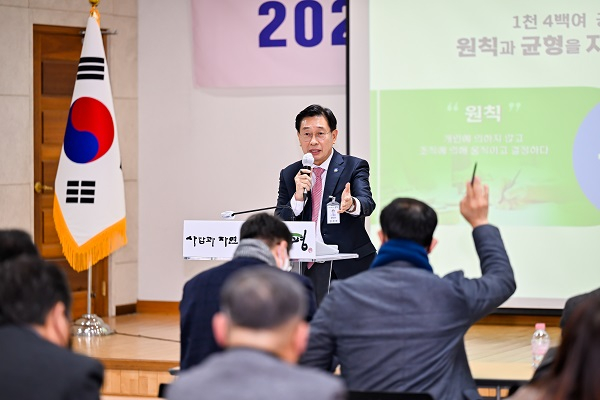 전진선 양평군수는 지난 10일 군청 대회의실에서 2023년 언론브리핑을 통해 ▲군민이 만족하는 생활행정 ▲돌봄과 배려의 보건복지 ▲균형과 채움의 지역균형발전 ▲활기찬 일자리와 생태자원활용 관광 ▲소통하는 민원플랫폼 등을 발표했다. / 사진제공=양평군