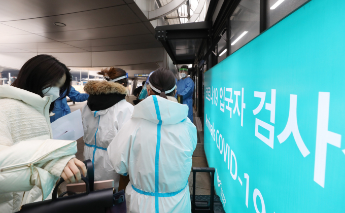 중국이 한국과 일본을 상대로 중국을 경유할 때 비자를 면제하는 '무비자 경유'를 중단한다고 발표했다. 사진은 지난 5일 인천국제공항 제1여객터미널 신종 코로나바이러스 감염증(코로나19) 검사센터에서 중국발 입국자들이 검사를 마친 뒤 대기장소로 이동하는 모습. /사진=뉴스1