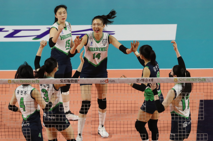 현대건설이 지난 11일 인천 삼산체육관에서 열린 흥국생명과의 도드람 2022-23 V리그 여자부 경기에서 세트스코어 3-2로 승리했다. 사진은 득점 후 기뻐하는 현대건설 선수들. /사진=뉴스1